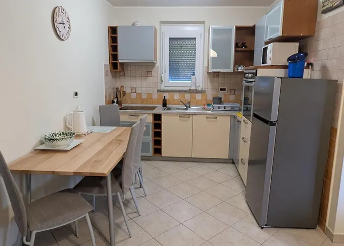 Apartma Laura شقة *
