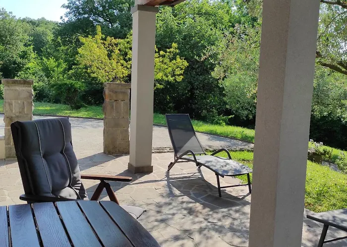 Apartma Laura شقة *